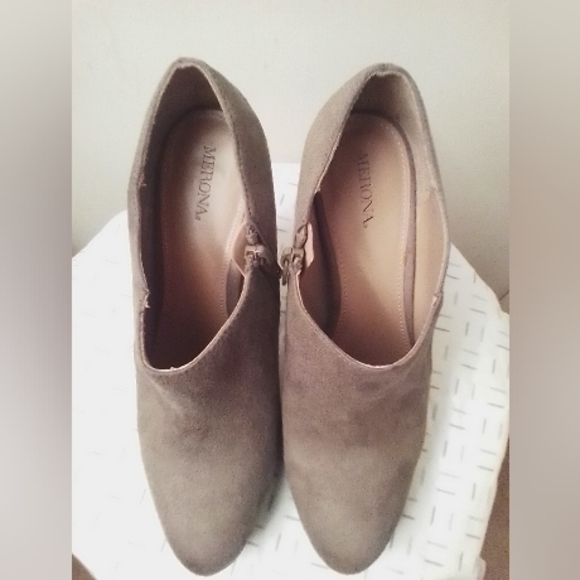 Ladies Size 8 Tan Suede Booties - Picture 2 of 4